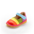 Regenbogen-handgemachtes Baby-quietschende Schuhe Weiche scherzt lederne Schuhe